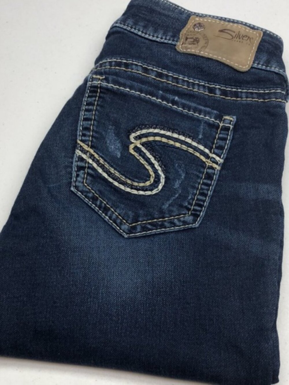 LIKE NEW SILVER SUKI MID-RISE CAPRIS 26x24 JOGA DENIM ⭐️